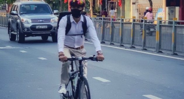 Đạp xe đi làm bùng nổ thời xăng tăng và
