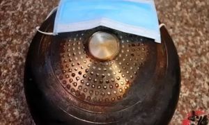 Xoong nồi dùng lâu khiến đáy bị đen bẩn? Chỉ cần một chiếc khẩu trang là bạn...