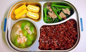 Gái đảm ngân hàng chuẩn bị hộp cơm trưa tươm tất ngon lành, ai cũng khen chàng...