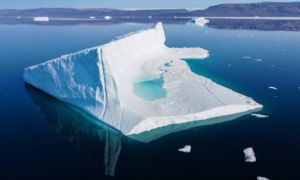 Thời tiết ấm bất thường, băng ở Greenland đang tan nhanh