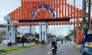 Xây cổng chào to để làm gì?