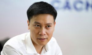 Chiếc cặp 'cám cò' và hành trình đến Pháp