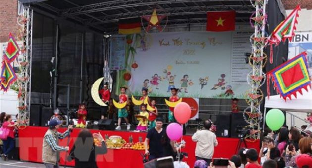 Hàng nghìn em nhỏ vui đón Tết Trung Thu giữa thủ đô nước Đức
