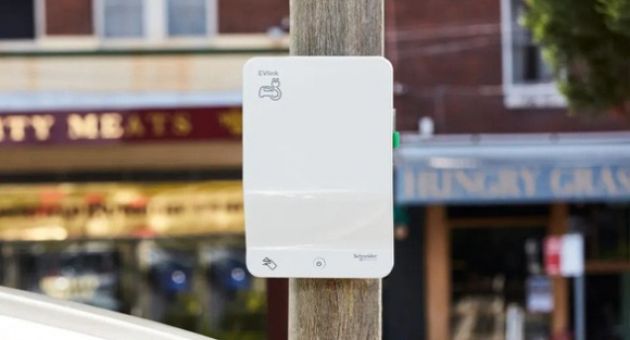 Thử nghiệm dùng… cột điện để làm trạm sạc xe điện