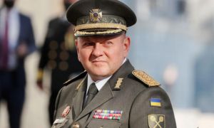 Tướng Zaluzhny của Ukraine là ai, và tại sao chiến thuật của ông ta lại được...