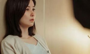 Nhìn mâm cơm đặt trên bàn, bạn của chồng vội vàng xin lỗi rồi bỏ về