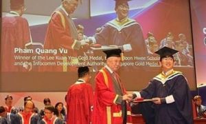 Những người Việt chọn không về nước làm việc