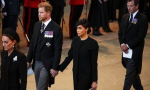 Quan hệ với Hoàng gia 'gần chạm đáy', vợ chồng Harry thẳng thừng từ chối lời...