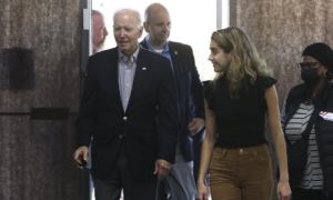 Ông Biden đi bỏ phiếu giữa kỳ sớm