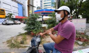 Nhiều trạm xăng dầu ở Hà Nội treo biển hết xăng nghỉ bán, người đi đường gặp khó