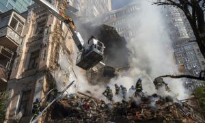 Ukraine nói bị tấn công bằng 40 tên lửa, còi báo động vang khắp lãnh thổ