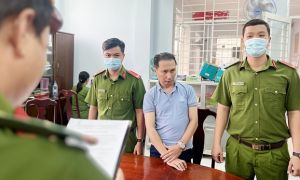 Giám đốc phòng khám bị bắt vì dùng bằng bác sĩ giả