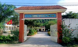 Phụ huynh cầm dao ép hiệu trưởng quỳ xin lỗi
