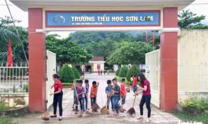 Lời kể của thầy hiệu trưởng bị phụ huynh cầm dao bắt quỳ trước mặt học sinh
