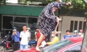 Người phụ nữ tung cước đạp vỡ kính ôtô, cắn đứt tai cô gái bị khởi tố