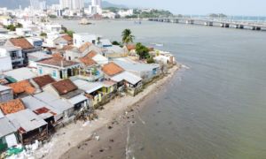 Sóng đánh sập 3 nhà dân, gần 40 hộ bị ảnh hưởng tại Nha Trang