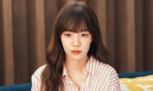 Nửa đêm tỉnh giấc, vợ lén theo chồng ra ban công, giật mình chứng kiến một điều