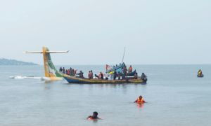 Hiện trường thảm kịch máy bay chở 43 người lao xuống hồ Victoria