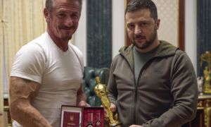 Ông Zelensky được diễn viên Sean Penn trao tượng Oscar