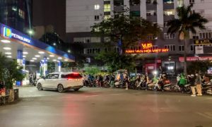 Người dân Hà Nội xếp hàng dài lúc nửa đêm để đổ xăng