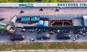 Hà Nội: Ma trận lô cốt, rào chắn trên đường Vũ Trọng Khánh