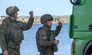 Ukraine tiến sâu vào Kherson, kêu gọi lính Nga buông vũ khí