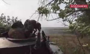 Khoảnh khắc thiết giáp Nga trúng hỏa lực Ukraine