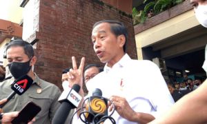 Tổng thống Indonesia Joko Widodo xuống chợ 'đo' lạm phát, dân Bali cuồng nhiệt...