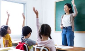 Giáo viên căng thẳng hơn nhân viên y tế trong đại dịch