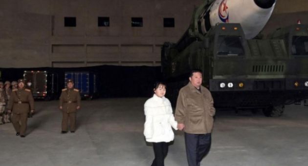 Ông Kim Jong Un và con gái xuất hiện tại buổi phóng ICBM