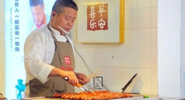 Phá sản, triệu phú đi bán xúc xích trả nợ