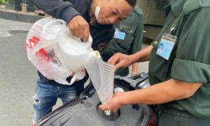 Hà Nội: Đảo lộn sinh hoạt vì khổ sở xếp hàng mua xăng từ nửa đêm