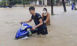 Nước cuồn cuộn đổ về sau mưa lớn, Quy Nhơn ngập nặng