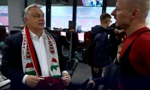 Ukraine phản đối khăn quàng cổ của Thủ tướng Hungary