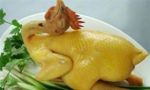 Luộc gà cho nước sôi hay nước lã đều sai, bỏ thêm thứ này gà chín vàng óng,...