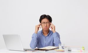 Triệu chứng đau một bên đầu, xung quanh mắt