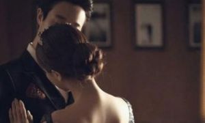 Cặp bồ với người kém gần 20 tuổi, quý bà chẳng thể ngờ có ngày tình trẻ làm...