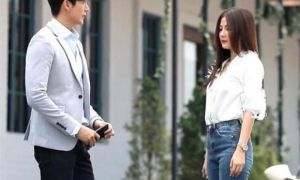Đi tắm quên khăn nên nhờ người yêu lấy hộ, nhìn rõ cánh tay thò vào tôi ngã...