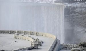 Thác Niagara đóng băng một phần giữa bão tuyết