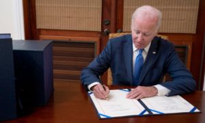 Tổng thống Joe Biden ký dự luật chi tiêu 1.700 tỉ USD, có nội dung liên quan...
