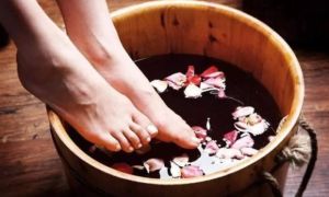 Mùa lạnh ngâm chân tưởng tốt, nhưng 5 nhóm người này lại được khuyến cáo không...