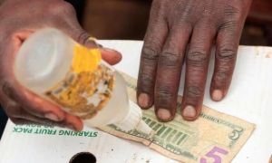 Nghề vá tiền USD ở Zimbabwe