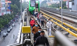 Tàu Cát Linh-Hà Đông đột ngột dừng giữa đường, hành khách phải đi xe buýt về ga