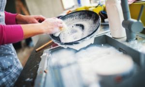 Vì sao không nên ngâm bát đĩa bẩn trong bồn rửa?