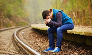 Vô tình làm rơi điện thoại, chồng phát hiện vợ ngoại tình