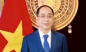 Vụ lạm thu ở ĐSQ VN tại Ba Lan: Dân biểu tình dù lãnh sự Nguyễn Minh Quế đã bị...