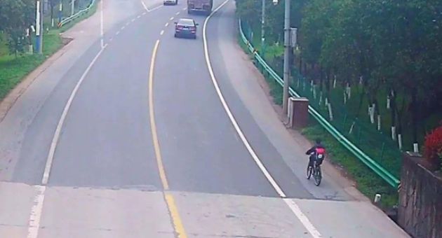 Bị mẹ mắng, cậu bé đạp xe 130 km tới mách bà ngoại