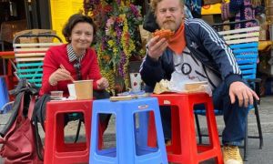 Độc đáo quán ăn vỉa hè của anh em Việt giữa lòng thủ đô Đức: Bàn inox, ghế...