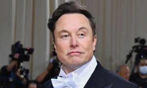Đối mặt tin xấu dồn dập, Elon Musk mất gần 13 tỷ USD