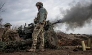 Khoảnh khắc kinh ngạc chỉ huy Ukraine một mình đối đầu với lính đánh thuê...